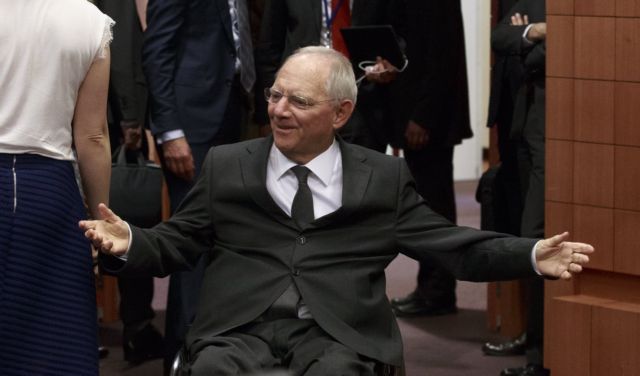 Καρφιά για Σόιμπλε από αριστερά και δεξιά