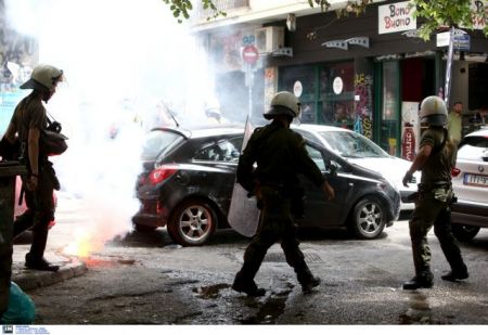 Μία ακόμα νύχτα «πολέμου» με μολότοφ στα Εξάρχεια