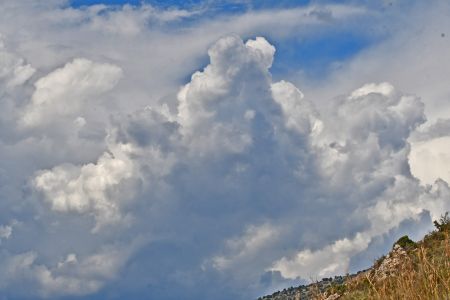 Βροχές και σποραδικές καταιγίδες στο Ιόνιο και τα ηπειρωτικά