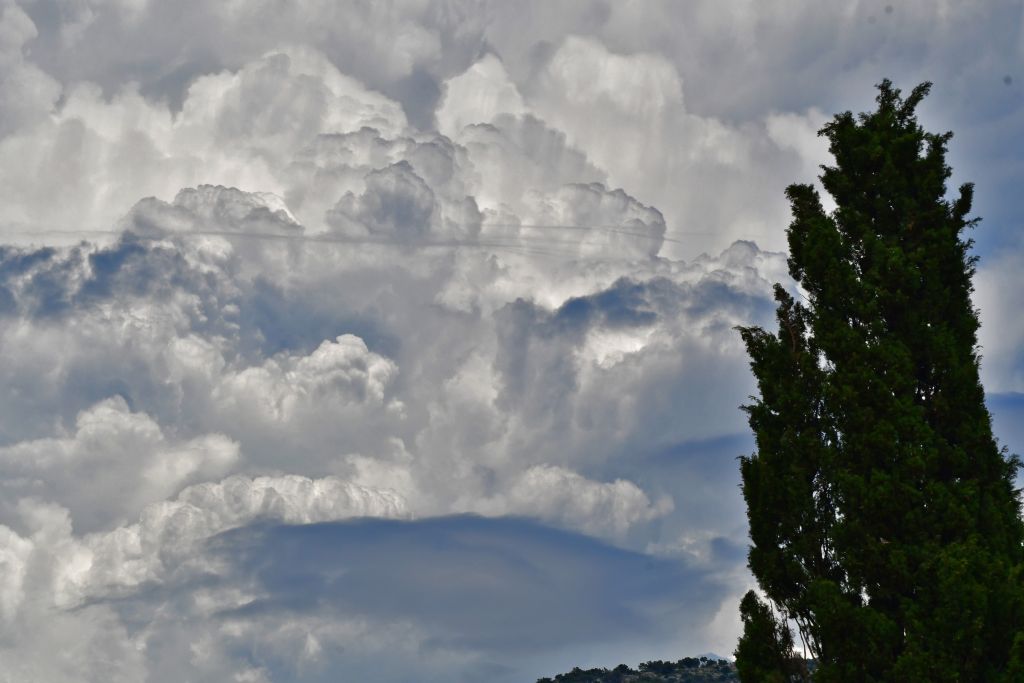Βροχές και καταιγίδες σε μεγάλο τμήμα της χώρας