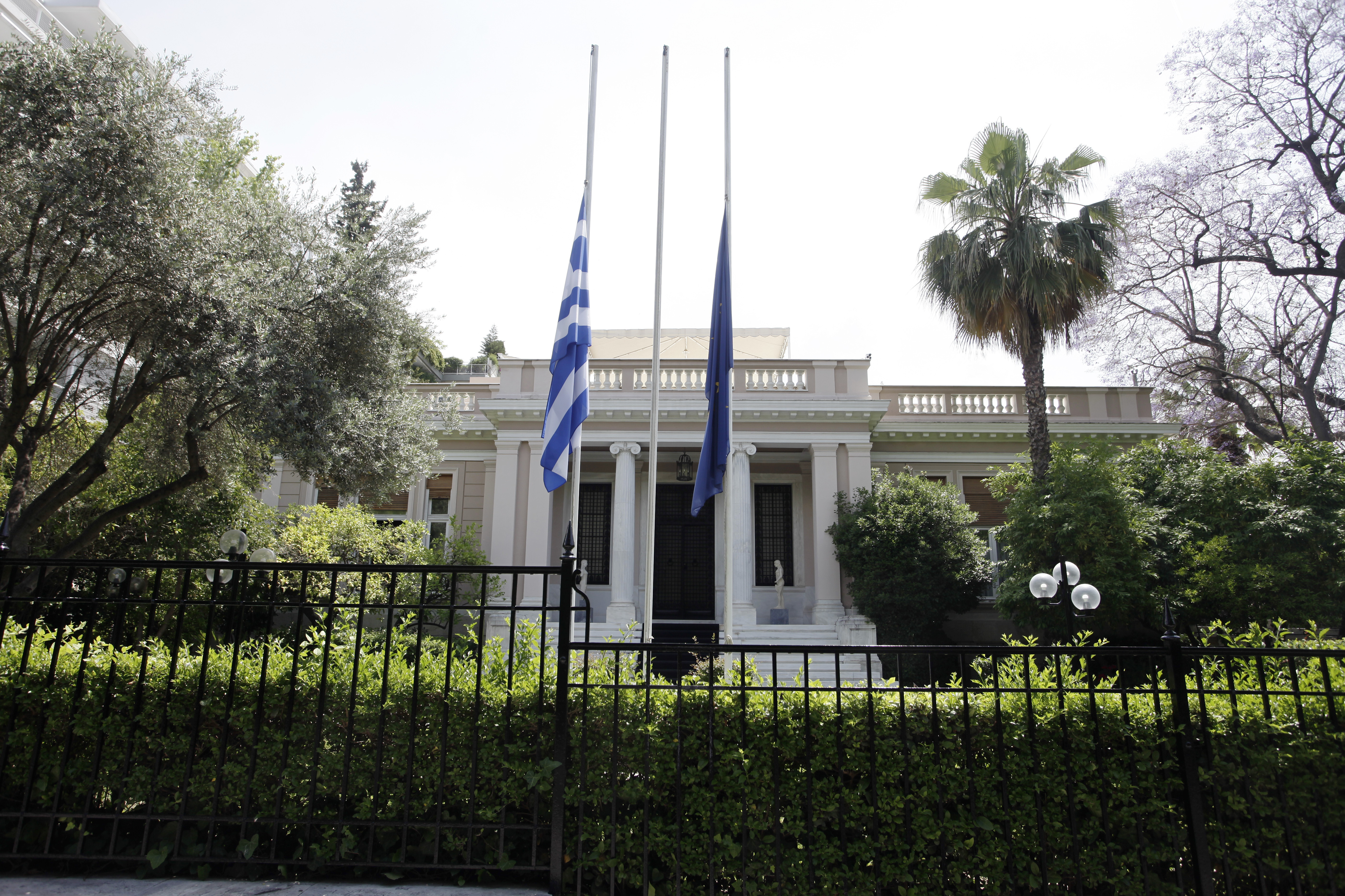 Μεσίστιες οι σημαίες στα ελληνικά δημόσια κτήρια για το Μάντσεστερ