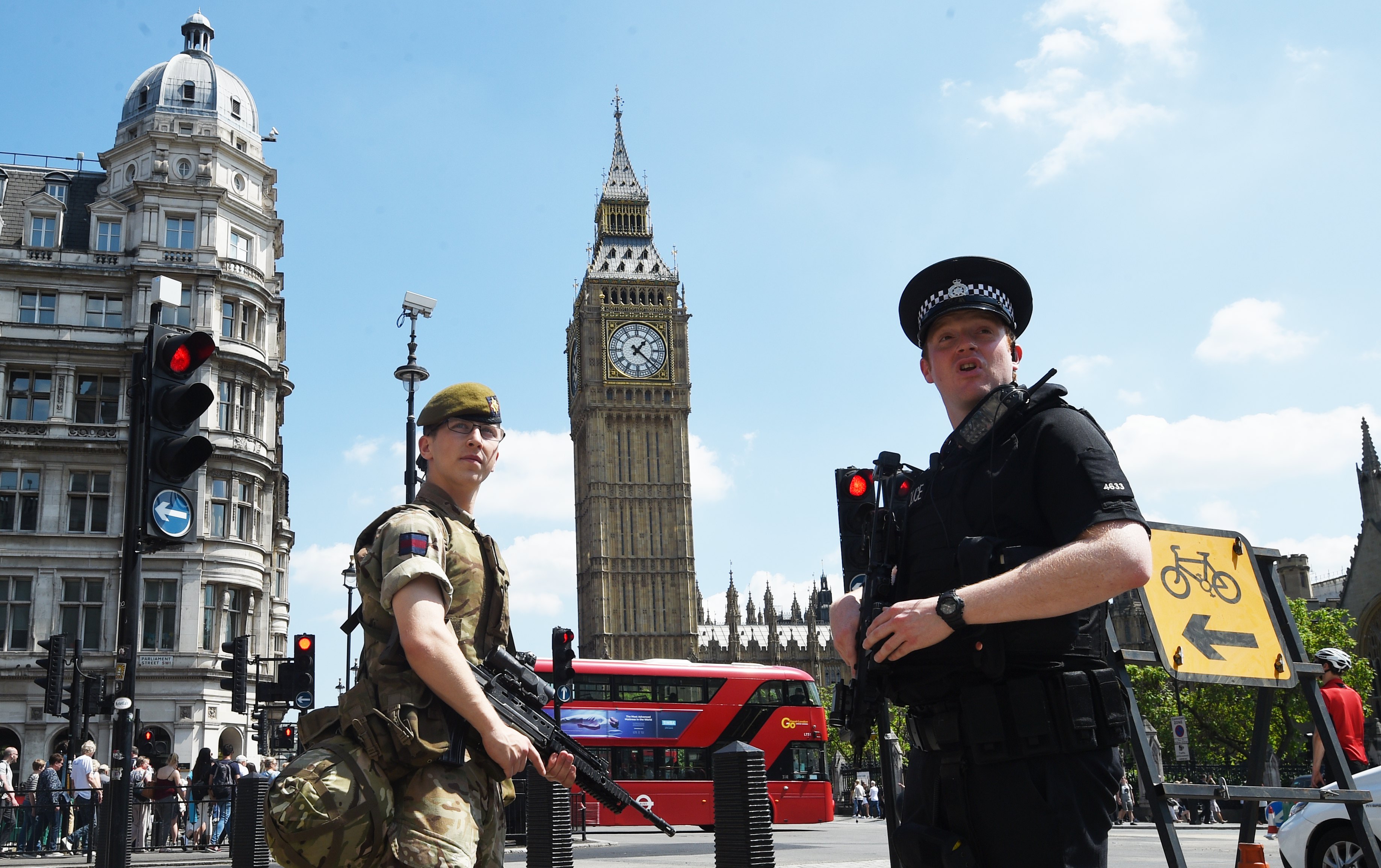 Χαλαρώνουν σταδιακά τα μέτρα ασφαλείας στη Βρετανία