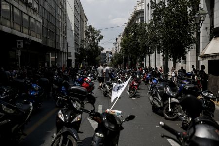 Δέσμευση για εταιρικά μηχανάκια και κράνη στους διανομείς μετά τη μοτοπορεία