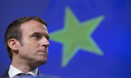 Ο Εμανουέλ Μακρόν υποδέχεται στις Βερσαλλίες τον Βλαντιμίρ Πούτιν