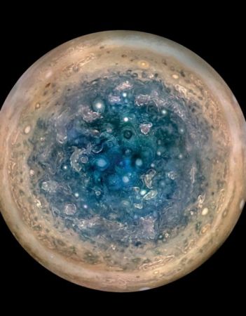 Το Juno της NASA βλέπει κάτω από τα ταραγμένα νέφη του Δία