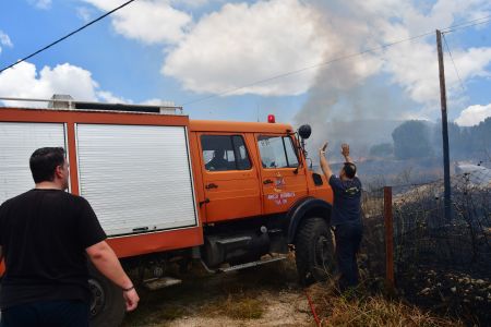 Οινόφυτα: Υπό έλεγχο η πυρκαγιά σε βιομηχανικό κτίριο