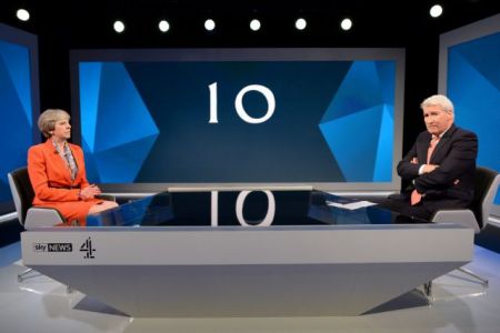 Βρετανία: Μέι και Κόρμπιν διασταύρωσαν (χωριστά) τα ξίφη τους