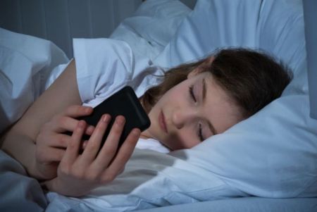 Οι ηλεκτρονικές συσκευές βλάπτουν τον ύπνο των εφήβων