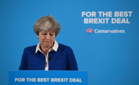 Ο Κόρμπιν απειλεί την αυτοδυναμία της Μέι