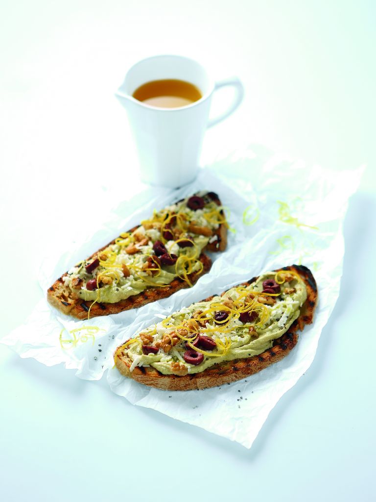 Φρυγανισμένο ψωμί με πάστα αβοκάντο