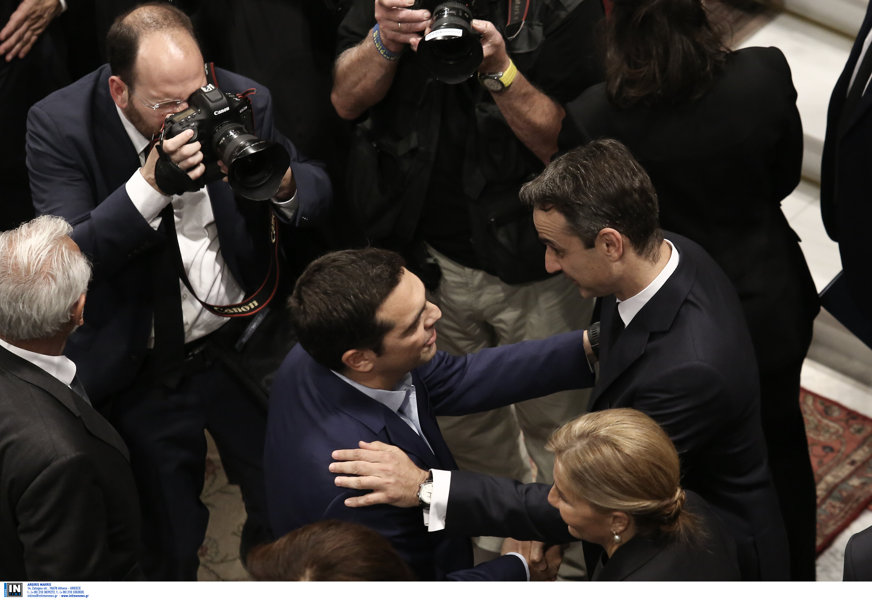 Το ιδιότυπο ντιμπέιτ μεταξύ του Μεγάρου Μαξίμου και της Αξιωματικής Αντιπολίτευσης