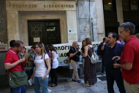 Συμβολικός αποκλεισμός του υπ. Οικονομικών από εφοριακούς και τελωνειακούς