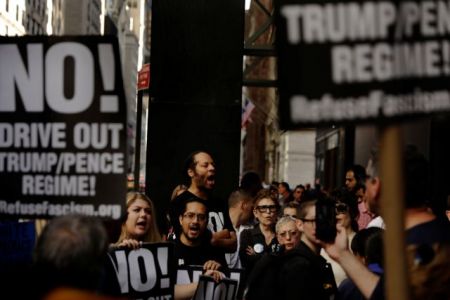 Διαδηλωτές κατά του Τραμπ ζητούν την αλήθεια για τις σχέσεις με τη Ρωσία