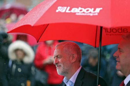 Παραίτηση της Μέι ζήτησε ο Κόρμπιν