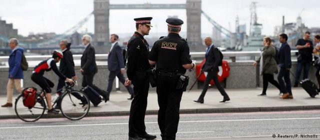 DW: Έντονη κριτική δέχεται η βρετανική αστυνομία