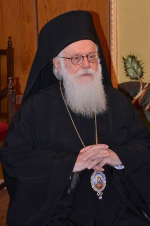 Ο Αρχιεπίσκοπος Αλβανίας σε κέντρο φιλοξενίας προσφύγων στη Λάρισα