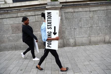 Στις κάλπες οι Βρετανοί για κυβέρνηση Brexit και περισσότερης ασφάλειας