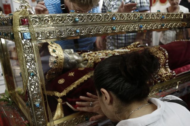 Ουρές χιλιάδων πιστών για το σκήνωμα της Αγίας Ελένης