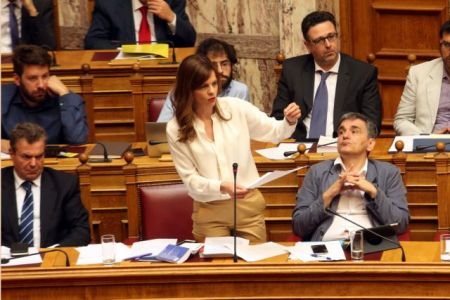 Ατακτη υποχώρηση για εργασιακά και συντάξεις