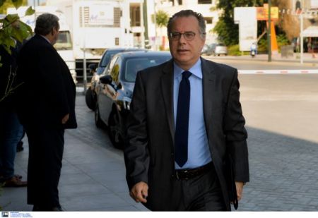 Κουμουτσάκος: Να μην εγκαταλειφθούν οι προσπάθειες επίλυσης του Κυπριακού