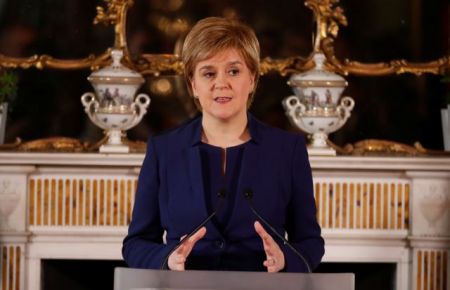 Στέρτζον: Η Μέι πρέπει να εγκαταλείψει τα σχέδια για σκληρό Brexit