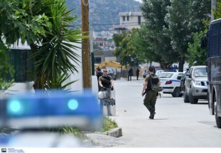 Σε τοίχο σπιτιού και άλλη αδέσποτη σφαίρα στο Μενίδι