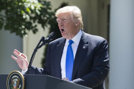 Ο Τραμπ δηλώνει διατεθειμένος να μιλήσει ενόρκως για τον Κόμει