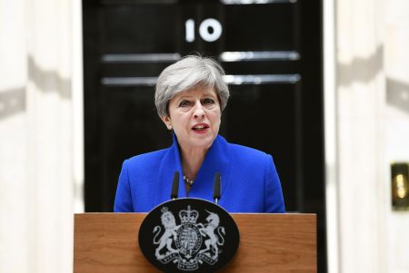 Βρετανία: To βορειοϊρλανδικό DUP άρχισε τα «καψώνια» στην Τερέζα Μέι