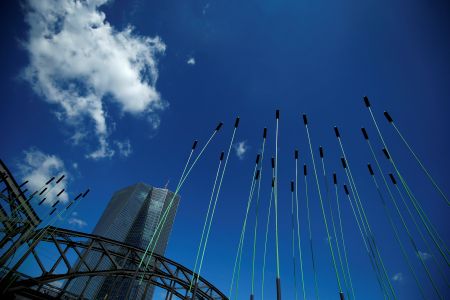 ΕΚΤ: Εμείς θα αποφασίσουμε για την ένταξη της Ελλάδας στο QE