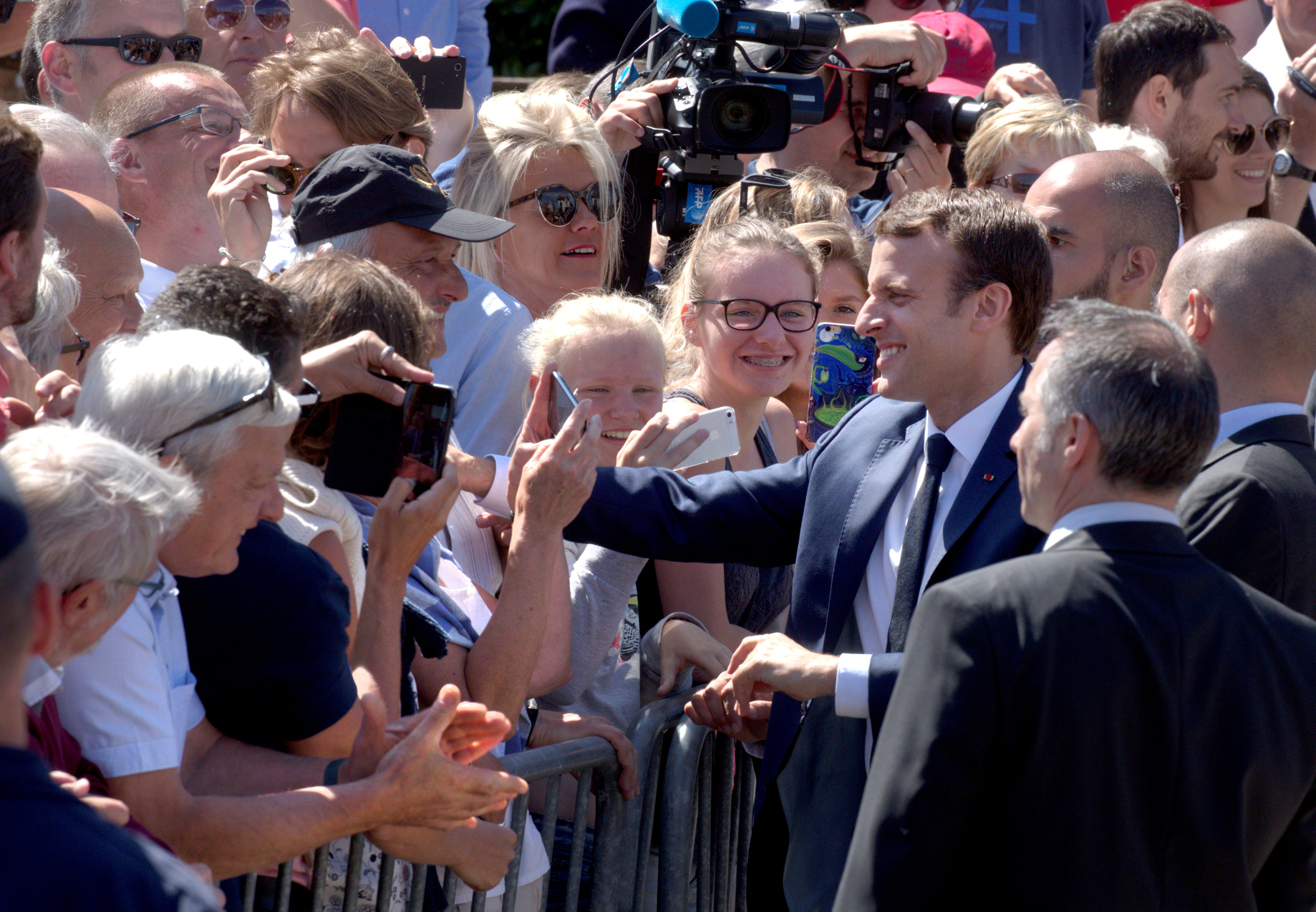 Σαρωτική η επικράτηση Μακρόν στον α’ γύρο των βουλευτικών στη Γαλλία