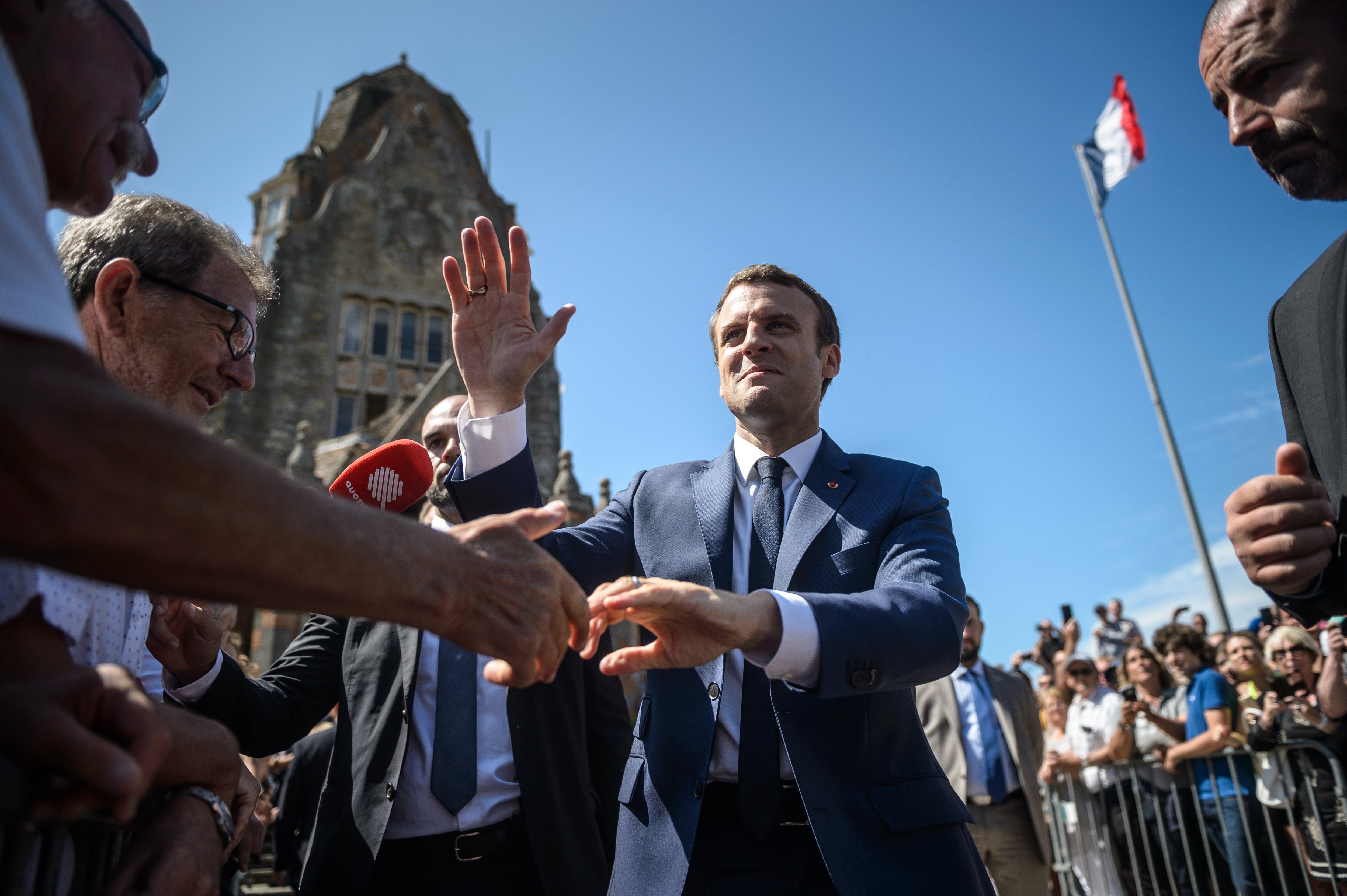 Γαλλία: Προς συντριπτική νίκη το κόμμα του Μακρόν, πάνω από 51% η αποχή