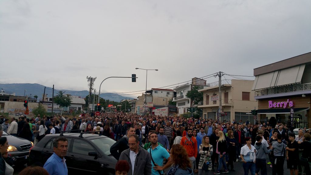 Συνεχίζεται η ένταση στο Μενίδι – Νέα συγκέντρωση των κατοίκων λίγες ώρες μετά την κηδεία του αδικοχαμένου μαθητή