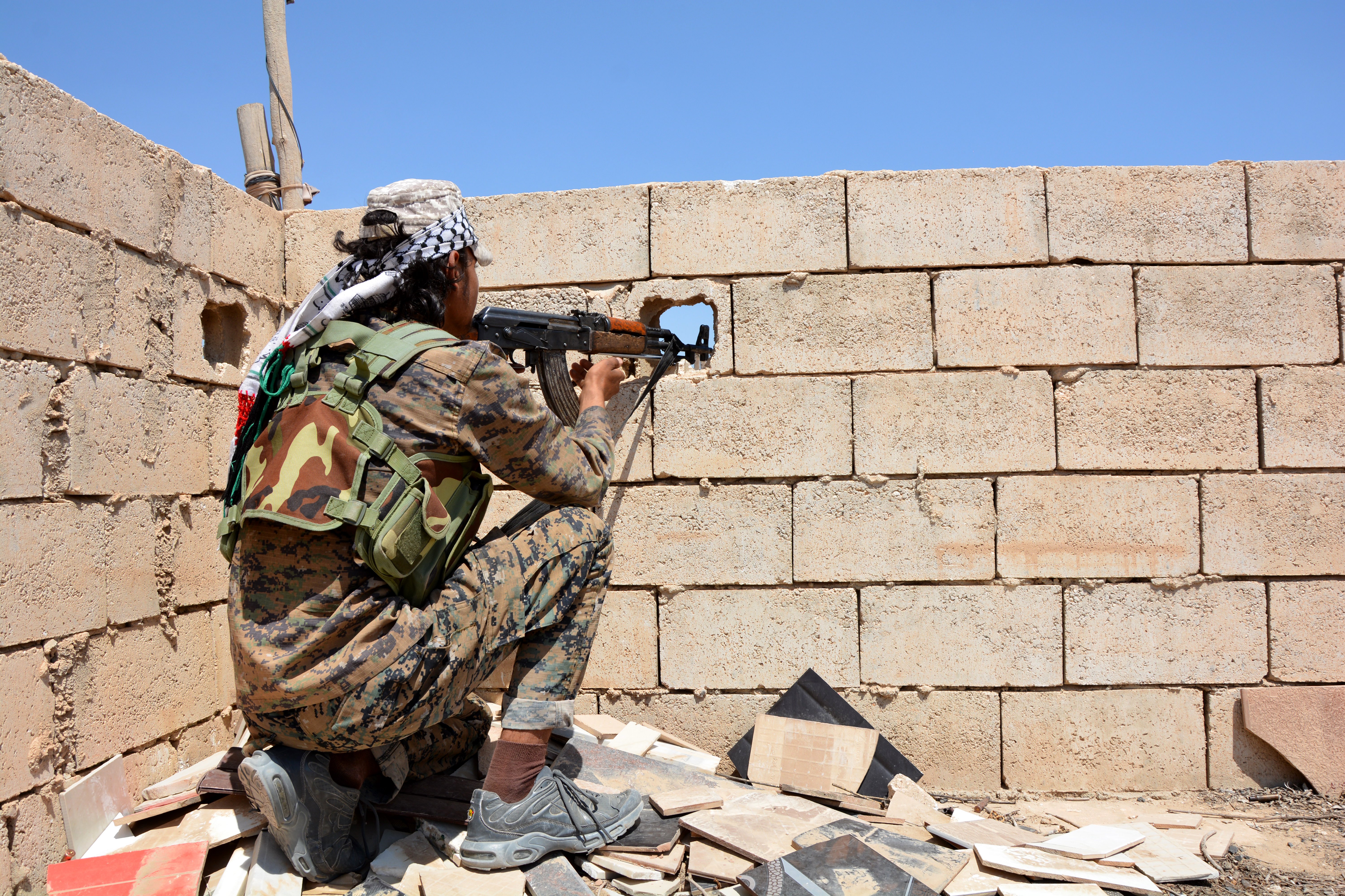 Συρία: Δυνάμεις υποστηριζόμενες από τις ΗΠΑ πολιορκούν το προπύργιο του ISIS