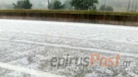 «Ασπρισε» από το χαλάζι η Εγνατία στα Γιάννενα