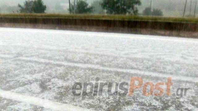 «Ασπρισε» από το χαλάζι η Εγνατία στα Γιάννενα