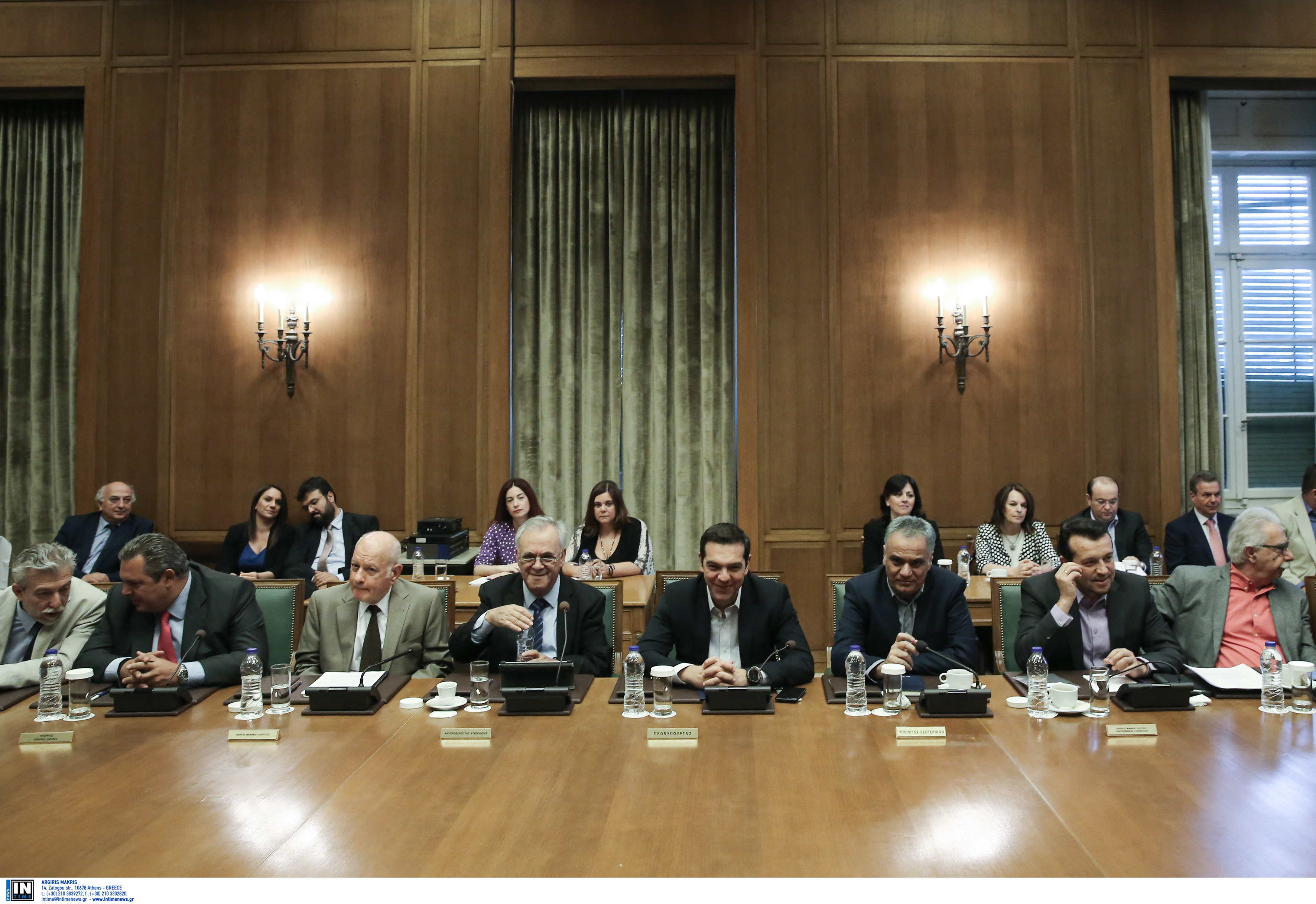 Συναγερμός στην κυβέρνηση για τους συμβασιούχους