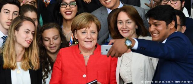 DW: ARD-Deutschlandtrend: Προς τέταρτη θητεία Μέρκελ