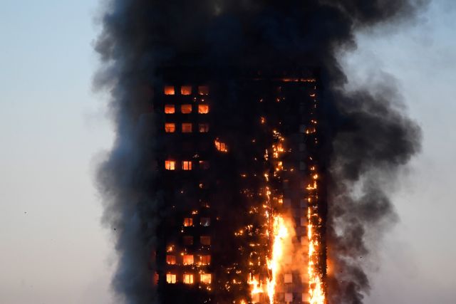 Κόλαση στο Δυτικό Λονδίνο – Πυρκαγιά σε κτίριο 24 ορόφων – Για τουλάχιστον 6 νεκρούς κάνουν λόγο οι Αρχές
