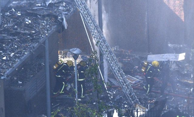 Μαζί με τις φλόγες στον Grenfell Tower έσβησαν και οι ελπίδες για επιζώντες – Στους 17 μέχρι τώρα οι νεκροί