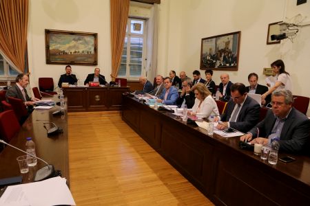 Εξεταστική Επιτροπή για την Υγεία: Οι παχυλές αμοιβές, οι «λιστομαχίες» και οι διαρροές στα social media