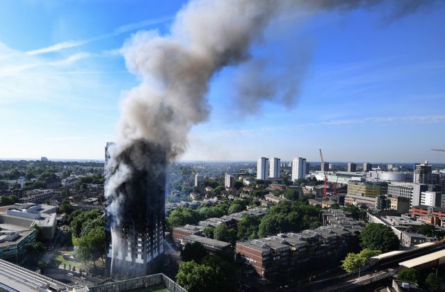 Κόλαση στο Λονδίνο: Φόβοι κατάρρευσης του φλεγόμενου πύργου – Τουλάχιστον 12 οι νεκροί