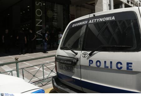 Μέλη του Ρουβίκωνα εισέβαλαν στο δημαρχείο Ζωγράφου
