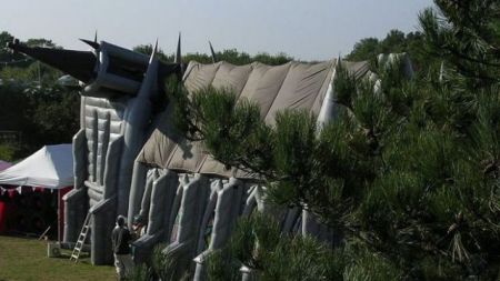 Γεωργία: Το κόμμα, η υποχρεωτική θητεία και… η φουσκωτή εκκλησία