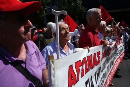 Έξω από τη Βουλή η πορεία των συνταξιούχων κόντρα στα νέα μέτρα