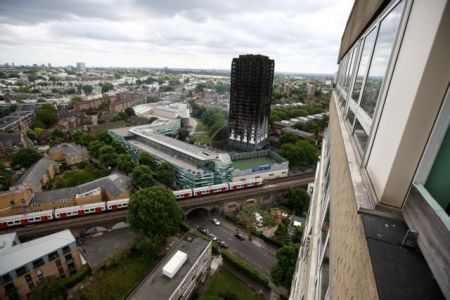 Βρετανία: Έρευνα για την πύρινη κόλαση στον ουρανοξύστη διέταξε η Μέι