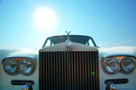 Στην παραλιακή με τη λευκή Rolls-Royce