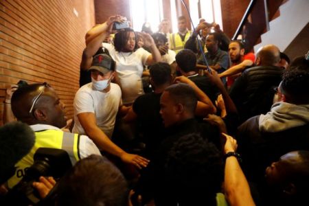 Διαδηλωτές εισέβαλαν σε δημαρχείο του Λονδίνου ζητώντας Δικαιοσύνη