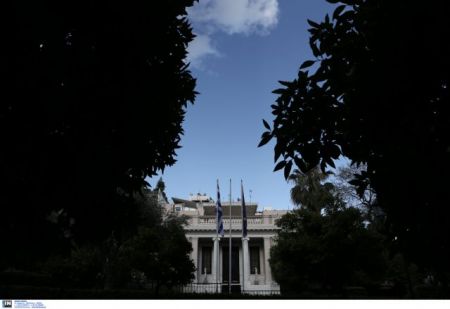 Μαξίμου: Η ΝΔ αναζητά σωσίβιο στις δημοσκοπήσεις