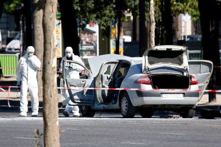 Παρίσι: Απόπειρα επίθεσης με αυτοκίνητο σε πλήθος έξω από τέμενος