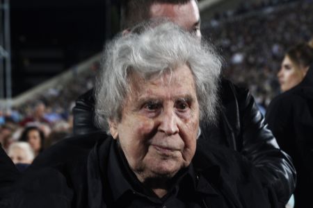 Εξιτήριο έλαβε ο Μίκης Θεοδωράκης